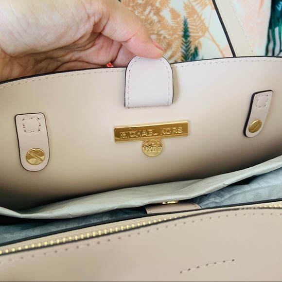 ‼️SOLD‼️MICHAEL KORS MEL TOTE - Picture 9 of 10
